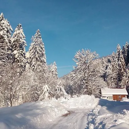 La Perle Au Bord De La Riviere *